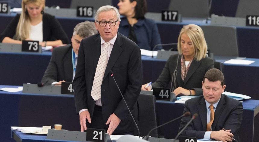 "A solidariedade é uma virtude essencial da nossa União, e quando um de nós se vê confrontado com dificuldades é evidente, necessário e elementar que a União Europeia venha em ajuda daqueles que sofrem", disse Juncker
