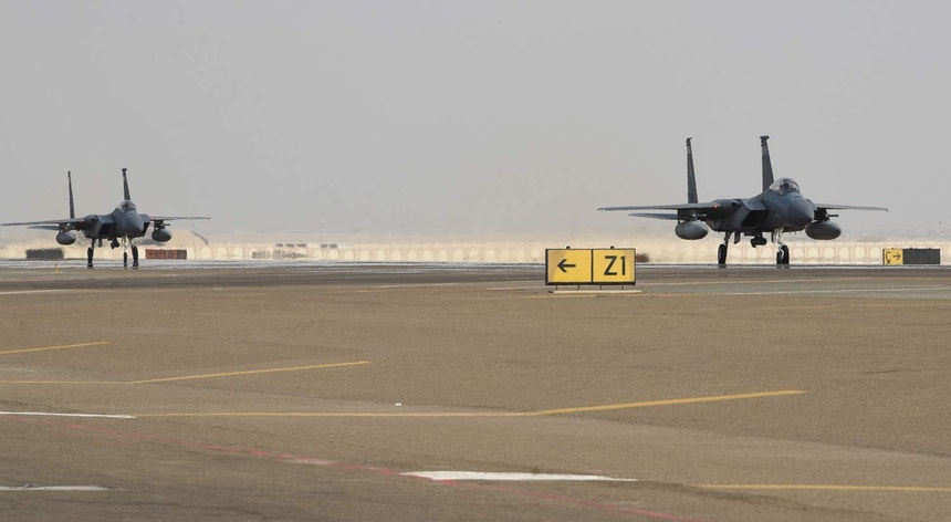Dois F-15C Eagles numa base aérea na Arábia Saudita
