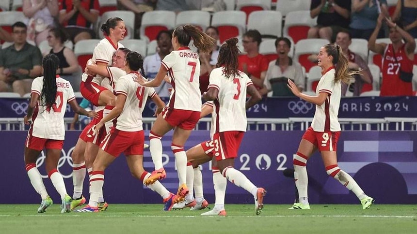 As canadianas seguem em frente no torneio de futebol
