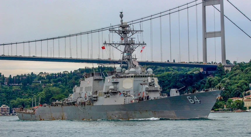 Um navio de guerra dos EUA intercetou drones lançados do Iémen
