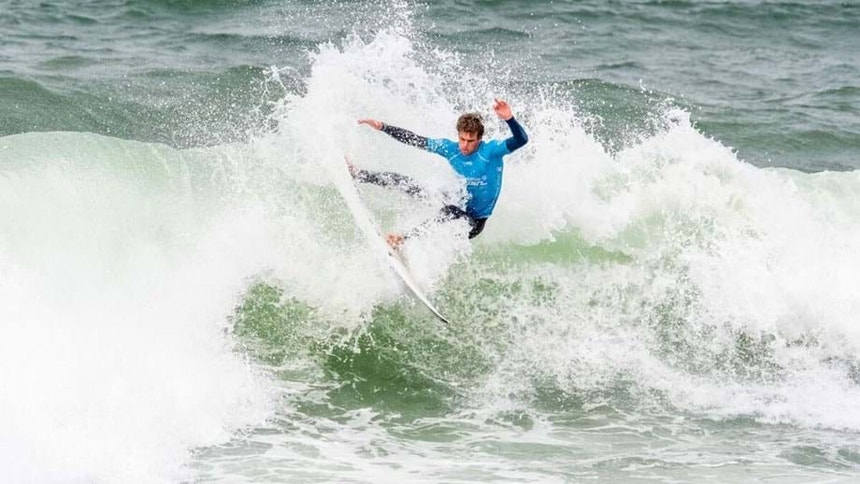 Matias Canhoto com estreia positiva no circuito mundial de surf
