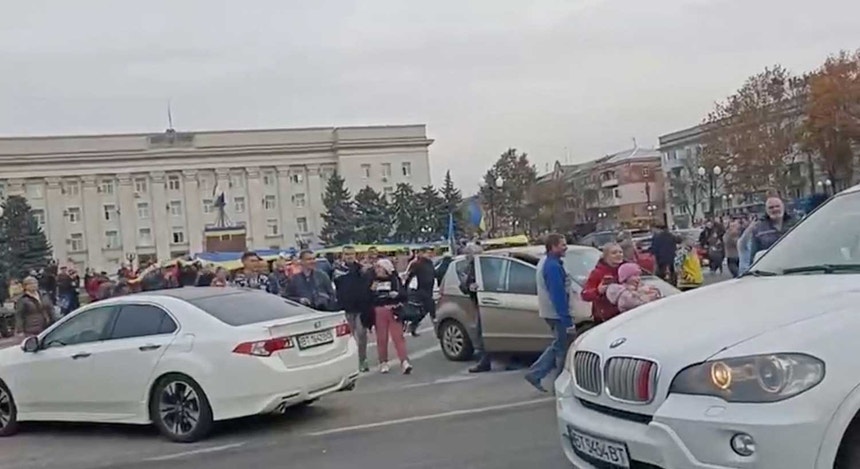 «Un día histórico».  Tras la retirada de las tropas rusas, las fuerzas ucranianas dieron la bienvenida a la fiesta.