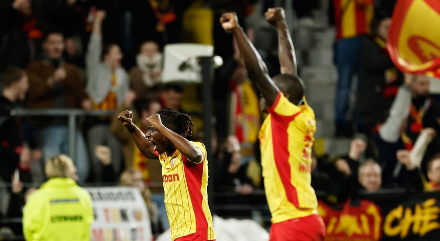 Imagem de Lens ultrapassa PSG