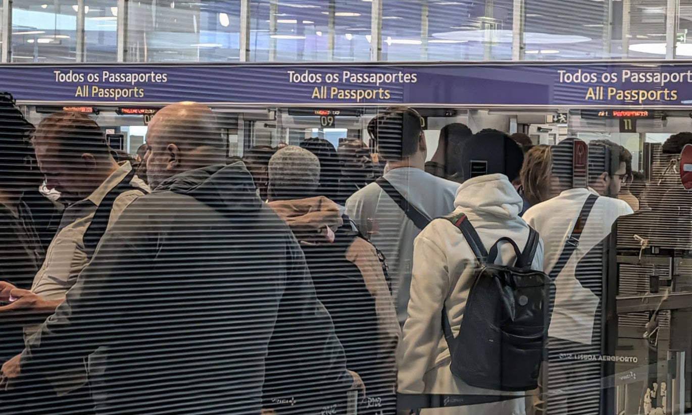 Filas no aeroporto afetam turismo mas impacto na economia será temporário - economistas