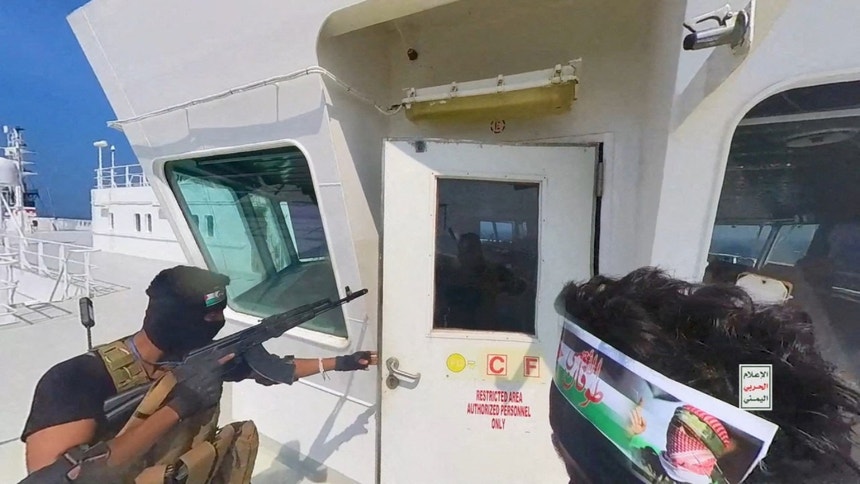 Marinha dos EUA afunda barcos de rebeldes Houthis no Mar Vermelho