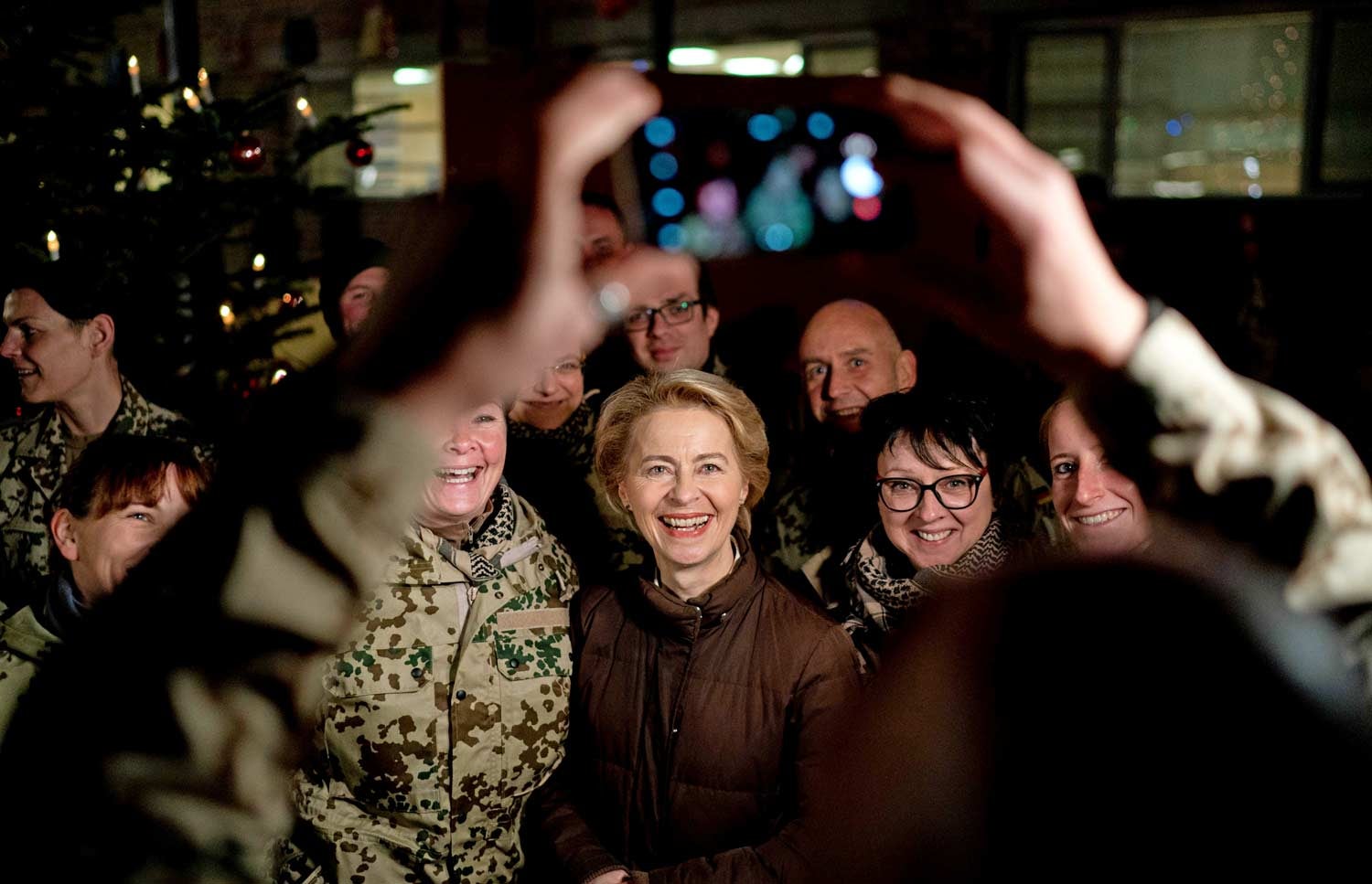 A ministra da Defesa da Alemanha numa visita &agrave;s tropas no Afeganist&atilde;o em dezembro de 2018