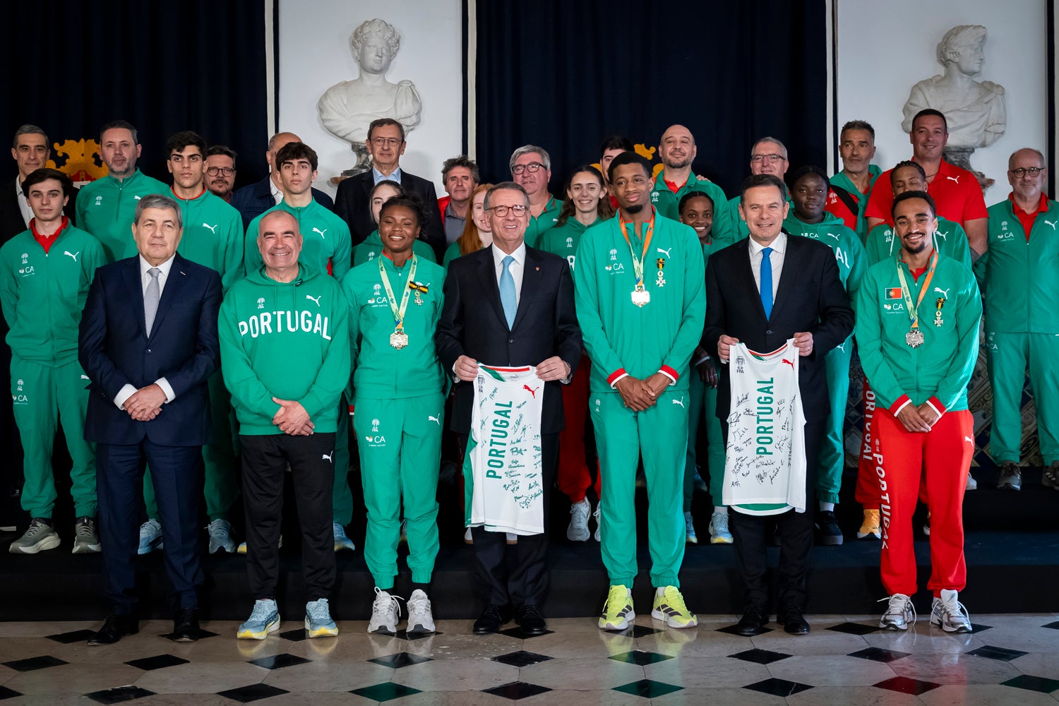 Seguro decorates athletes who won medals at the World Athletics Championships