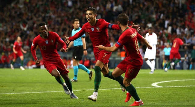 Nelson Semedo, Ronaldo e Bernardo Silva festejam a marcação de um golo aos suíços

