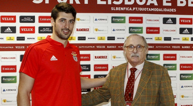 Arthur Patrianova com o director do Benfica para o andebol

