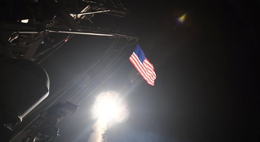 EUA lançam ataques à Síria com mísseis de cruzeiro