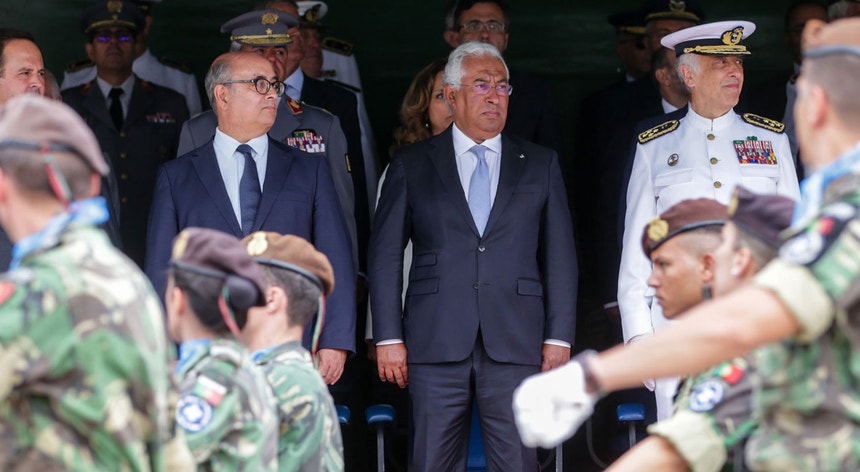 Primeiro-ministro e ministro da Defesa na cerimónia do Dia do Estado Maior General das Forças Armadas.
