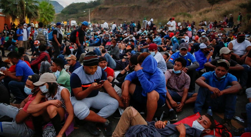 Milhares de migrantes passaram ao relento a noite de 17 para 18 de janeiro de 2021, após confrontos com forças de segurança da Guatemala
