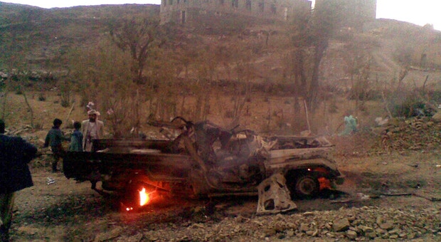 Veículo destruído por ataque aéreo no Iémen, no sábado passado
