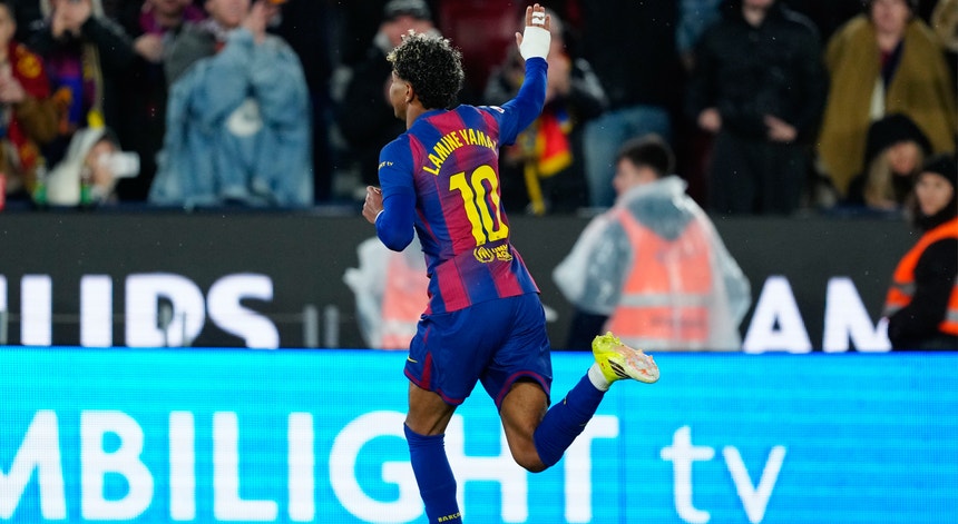 Imagem de Barcelona regressa ao comando