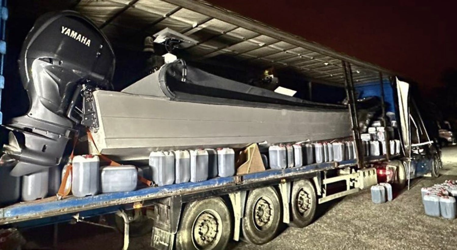 Vila do Bispo. GNR apreende 2.350 litros de gasolina e embarcação