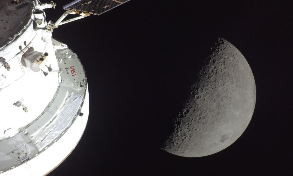  A sonda Orion da NASA captura a Lua e a Terra numa &uacute;nica imagem durante a viagem espacial da tripula&ccedil;&atilde;o da miss&atilde;o Artemis II, &agrave;s 18h42 (hor&aacute;rio do leste dos EUA) do sexto dia da miss&atilde;o. O lado direito da Orion  &eacute; iluminado pelo Sol. Uma Lua crescente &eacute; vis&iacute;vel atr&aacute;s dela. E ent&atilde;o, uma Terra crescente, min&uacute;scula em compara&ccedil;&atilde;o com a Lua, est&aacute; prestes a colocar-se abaixo do horizonte lunar &agrave; direita. Cr&eacute;dito: NASA 