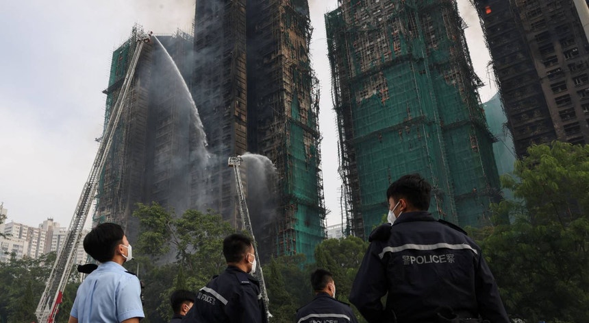 Imagem de Novo balanço aponta para 55 mortos no incêndio mais mortífero de Hong Kong
