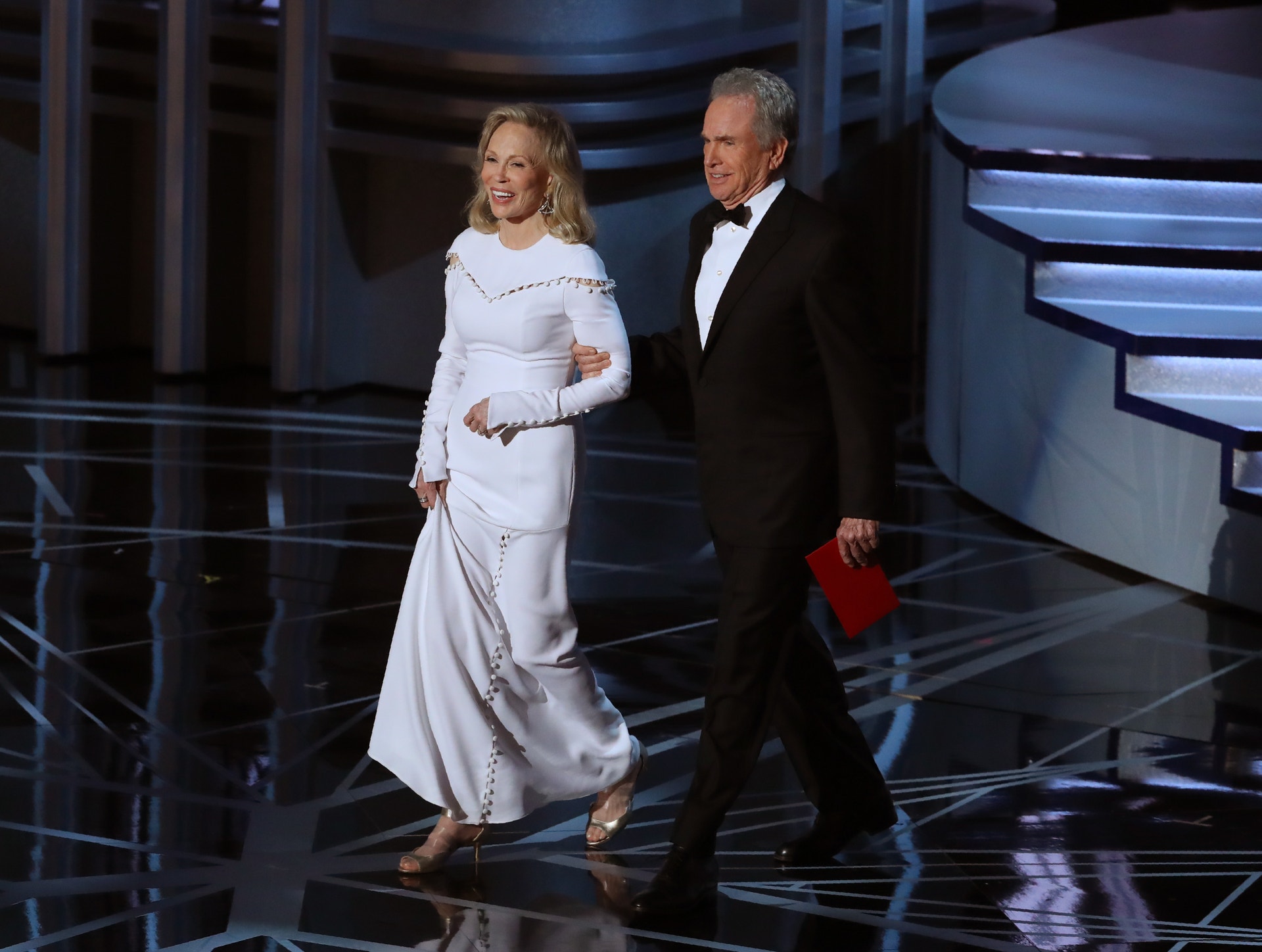  Warren Beatty e Faye Dunaway foram os respons&aacute;veis pela entrega do Pr&eacute;mio na categoria de Melhor Filme (Cr&eacute;ditos: Lucy Nicholson - Reuters) 