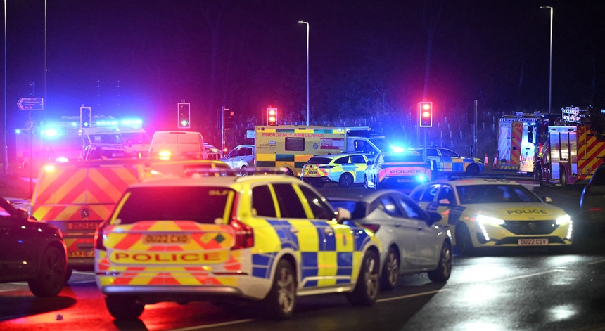 Inglaterra. Ataque com faca em comboio provoca vários feridos