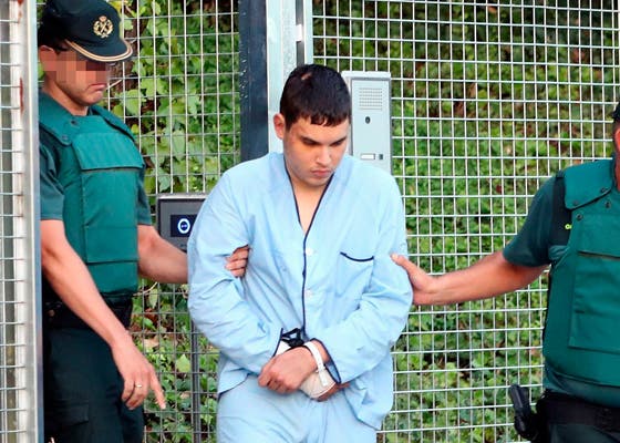 Mohamed Chemlal a ser levado pela Guarda Civil para a Audiência Nacional, em Madrid (J.J. Guillen - EPA)