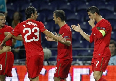 Jogadores portugueses celebram golo de Ronaldo à Dinamarca
