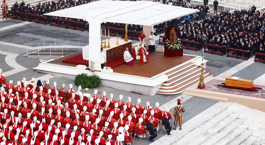 O funeral do Papa emérito Bento XVI aconteceu esta quinta-feira na Praça de São Pedro, no Vaticano
