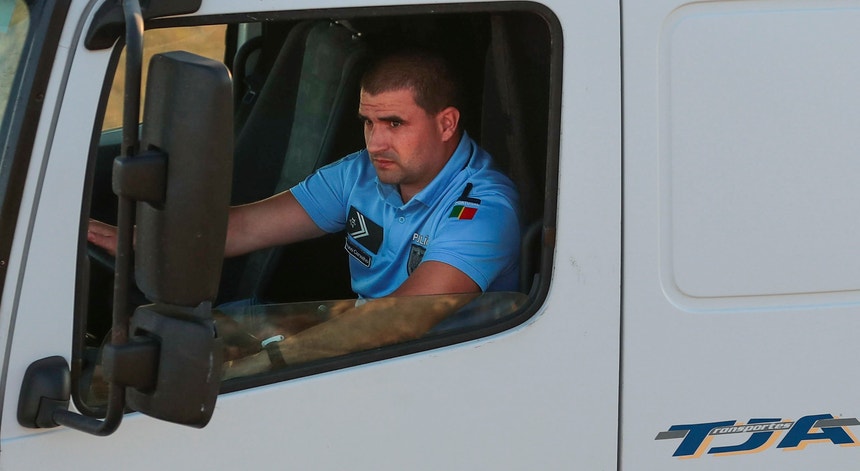 Militares e polícias já conduzem camiões
