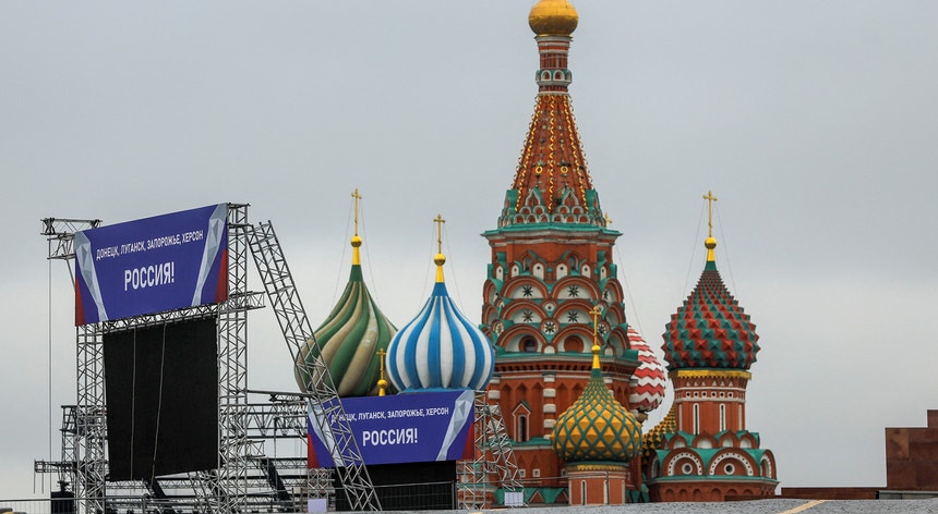 Na Praça Vermelha, em Moscovo, já foi montado um palco com enormes cartazes nos quais é proclamada a anexação das quatro regiões à Rússia.
