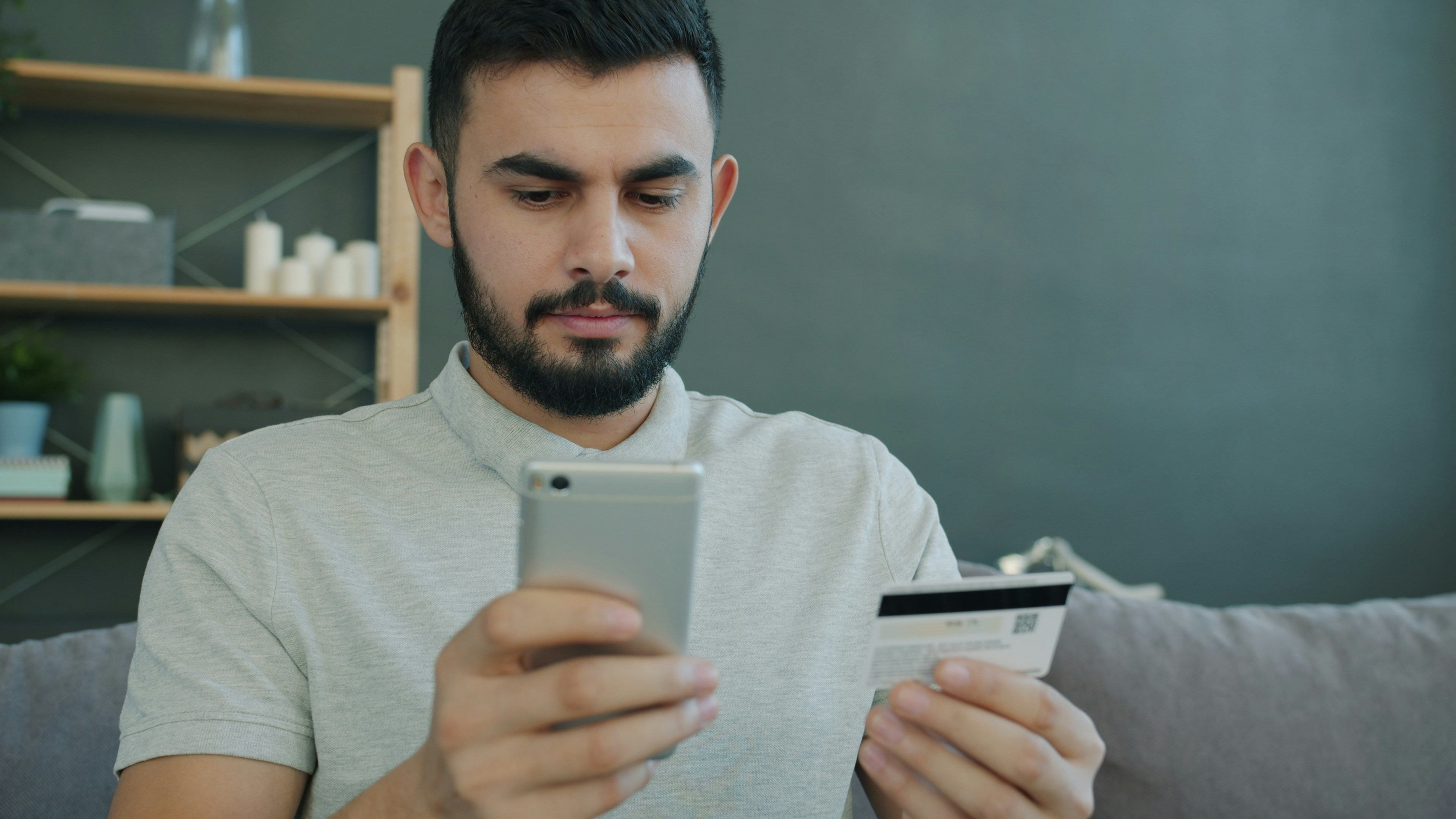 Portugueses fazem transferências e compras online acima da média europeia