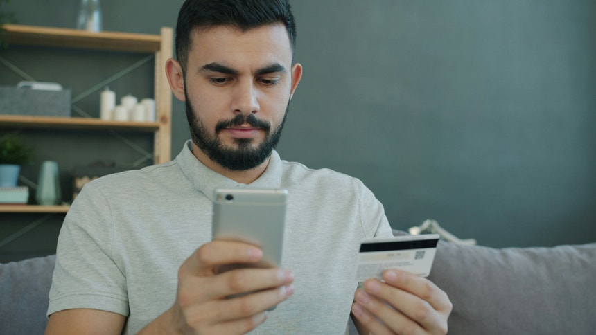 Portugueses fazem transferências e compras online acima da média europeia