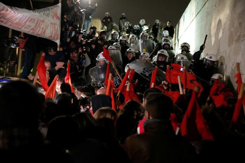 Manifestantes em confrontos com a polícia junto ao Parlamento grego