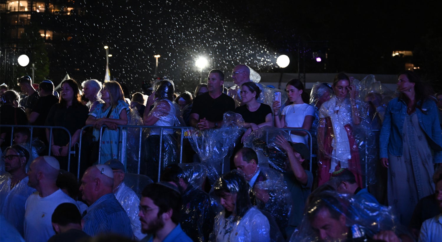 Milhares prestam homenagem às vítimas do tiroteio na Austrália