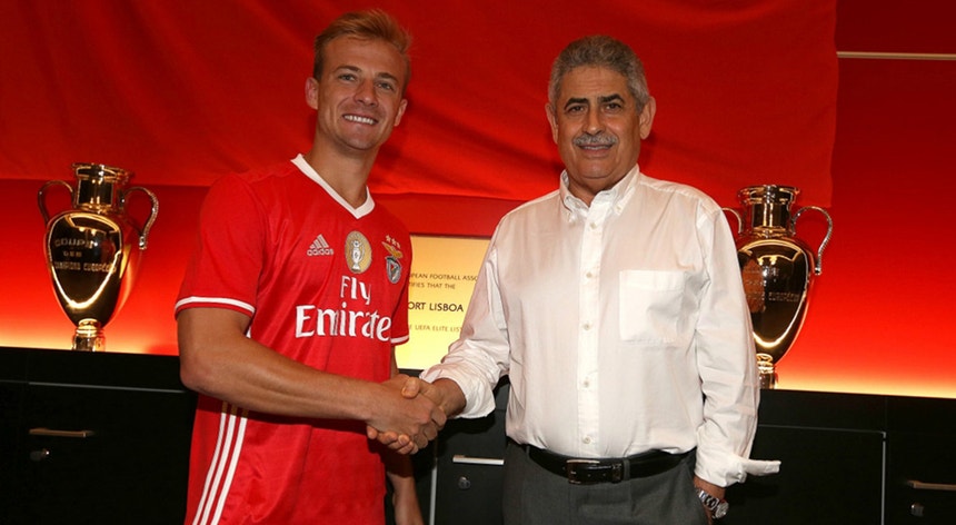 Hermes assinou contrato com o Benfica
