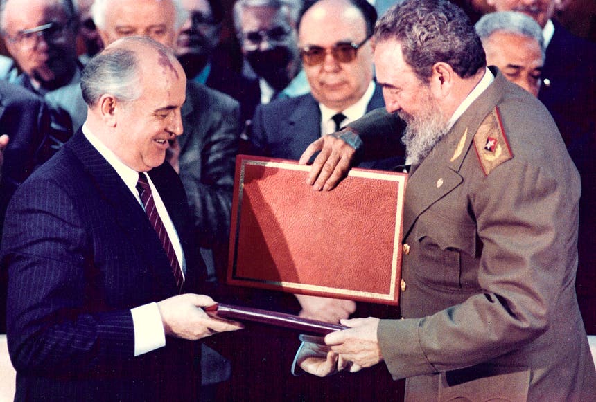 Em 19 de fevereiro de 2008, o Presidente russo Mikhail Gorbatchov e o Presidente cubano Fidel Castro, assinaram tratados em Havana Foto: Reuters