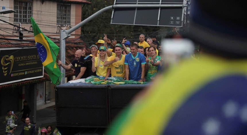 Imagem de Eleições no Brasil. Lula e Flávio Bolsonaro encerram campanha