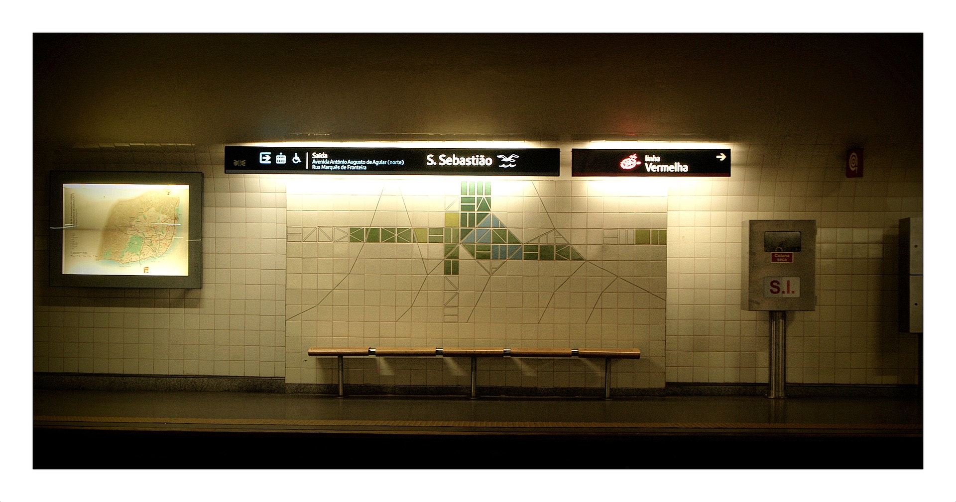 S&atilde;o Sebasti&atilde;o: foi inaugurada a 29 de dezembro de 1959 e faz parte das onze esta&ccedil;&otilde;es pertencentes &agrave; rede original do Metro de Lisboa. &Eacute; uma esta&ccedil;&atilde;o dupla onde se interligam as linhas Azul e Vermelha. O projeto original &eacute; a autoria do arquiteto Francisco Keil do Amaral e da pintora Maria Keil. A amplia&ccedil;&atilde;o da esta&ccedil;&atilde;o, que implicou o prolongamento do cais de embarque e a constru&ccedil;&atilde;o de um novo &aacute;trio, foi com base no projeto arquitet&oacute;nico de Dinis Gomes com a interven&ccedil;&atilde;o pl&aacute;stica de Maria Keil e ficou conclu&iacute;da a 18 de abril de 1977. Em 2009, foi alvo de uma profunda remodela&ccedil;&atilde;o do &aacute;trio norte, integrada nas obras de expans&atilde;o da Linha Vermelha o que provocou o seu encerramento por um per&iacute;odo de cerca de tr&ecirc;s meses. A parte da Linha Azul &eacute; um projeto o arquiteto Tiago Henriques e da pintora Maria Keil. A parte da Linha Amarela. inaugurada a 29 de agosto de 2009, foi um projeto arquitet&oacute;nico de Tiago Henriques e interven&ccedil;&otilde;es pl&aacute;sticas de Maria Keil.  