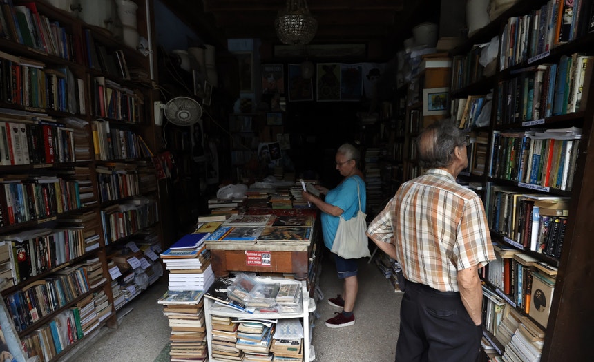 Uma livraria sem luz em Havana
