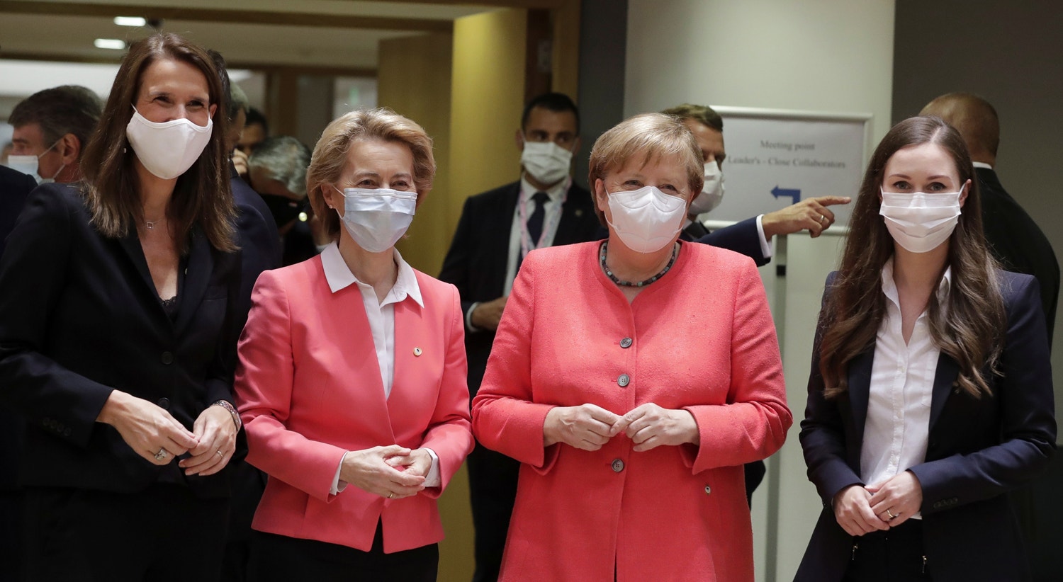  Primeira-ministra belga, Sophie Wilmes, acompanhada pela presidente da Comiss&atilde;o Europeia, Ursula von der Leyen, a chanceler alem&atilde; Angela Merkel e &agrave; direita a primeira-ministra finlandesa, Sanna Marin | Stephanie Lecocq - Reuters 