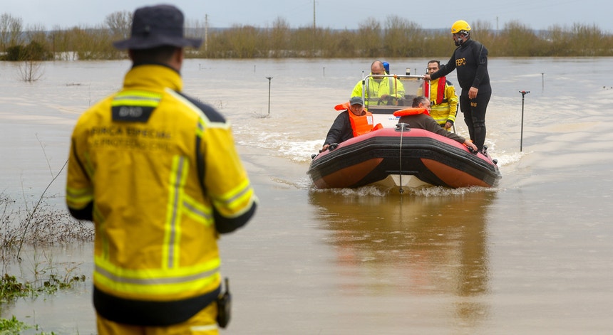 Imagem de Evacuadas zonas críticas de Santarém