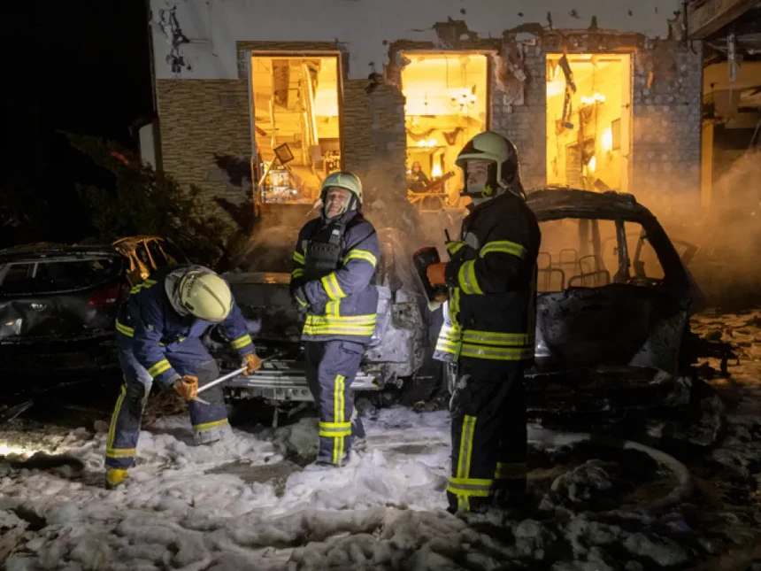 Imagem relacionada com a notícia: infraestruturas civis firam atacadas na zona residencial de Sumy
