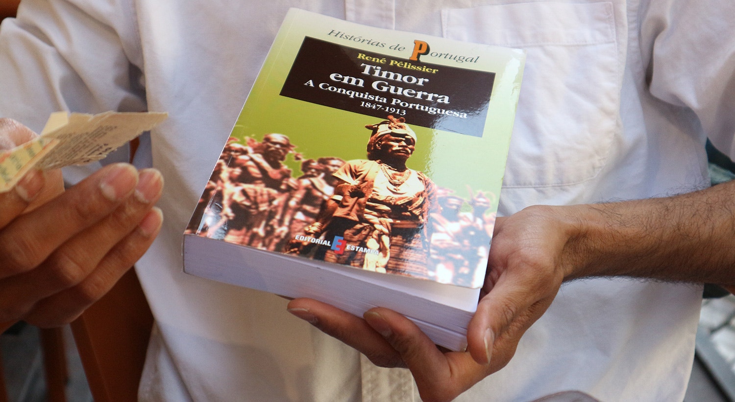  Conta que que &eacute; viciado em livros e n&atilde;o esquece Timor. 