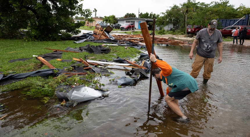 Na cidade de Tampa Bay foi emitido um alerta de emergência de inundações rápidas.
