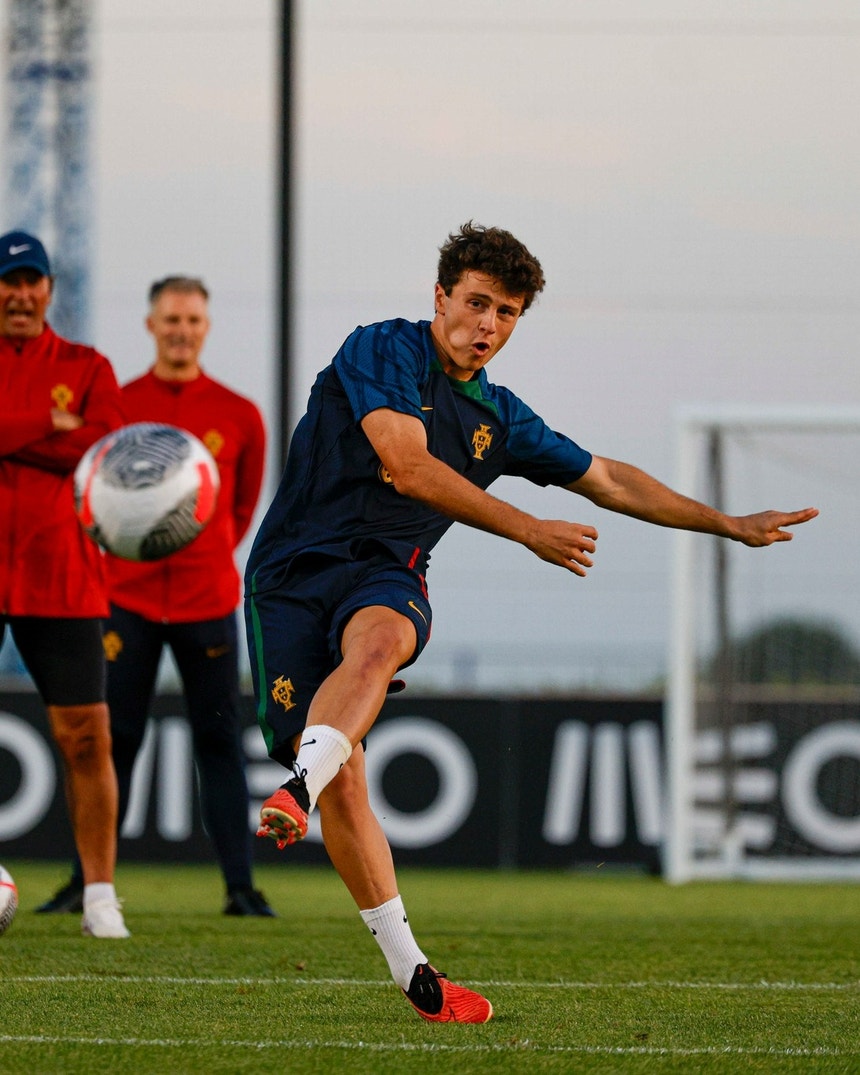 João Neves foi a principal novidade no primeiro treino da semana
