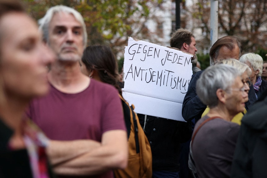 Cartaz contra "todo o anti-semitismo" mostrado sexta-feira 13 de outubro de 2013 numa vigília junto à sinagoga de Frankfurt, na Alemanha
