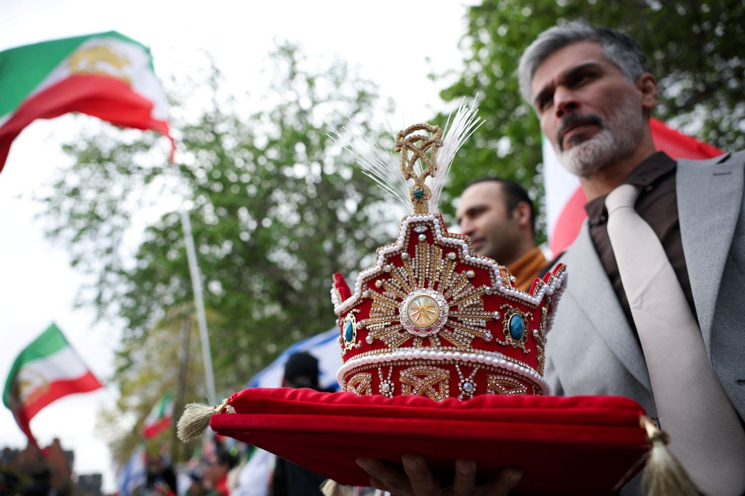 Protestos antigovernamentais. Executados por enforcamento mais dois homens condenados no Irão