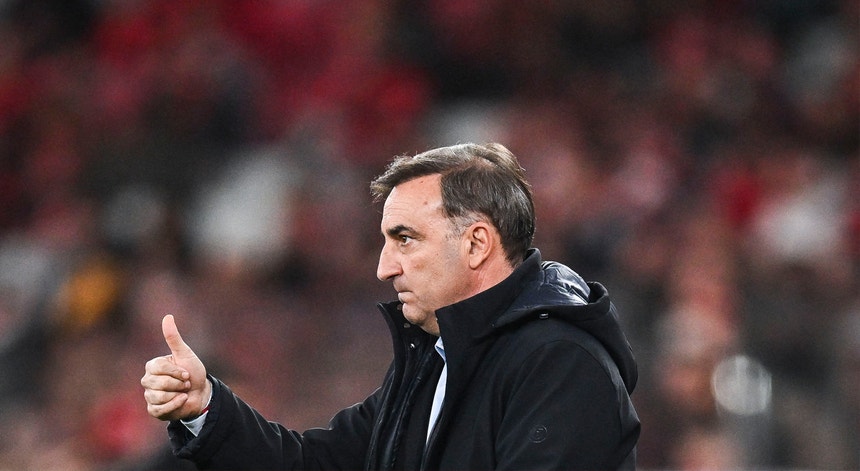 Imagem de Carlos Carvalhal assina pelo Famalicão