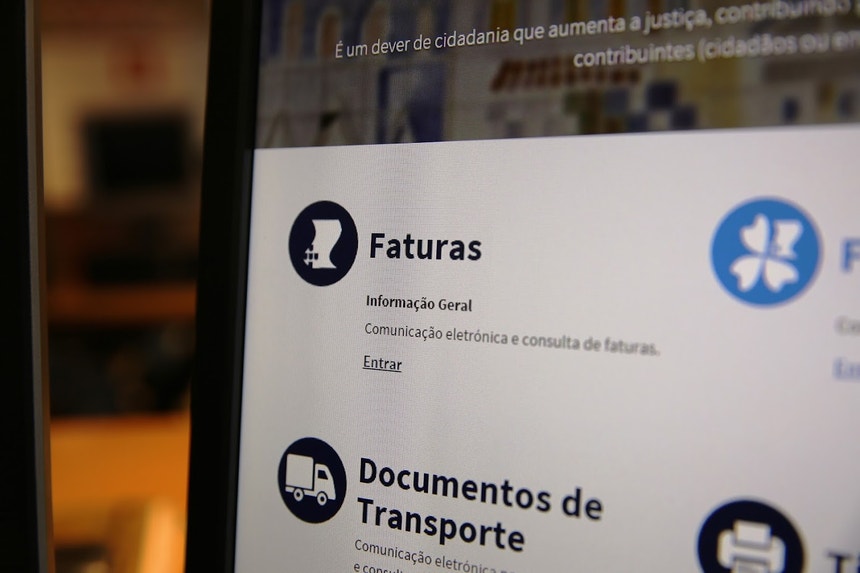 Imagem ilustrativa: Lançada Carteira Digital da Empresa. Empresários com acesso a quatro documentos