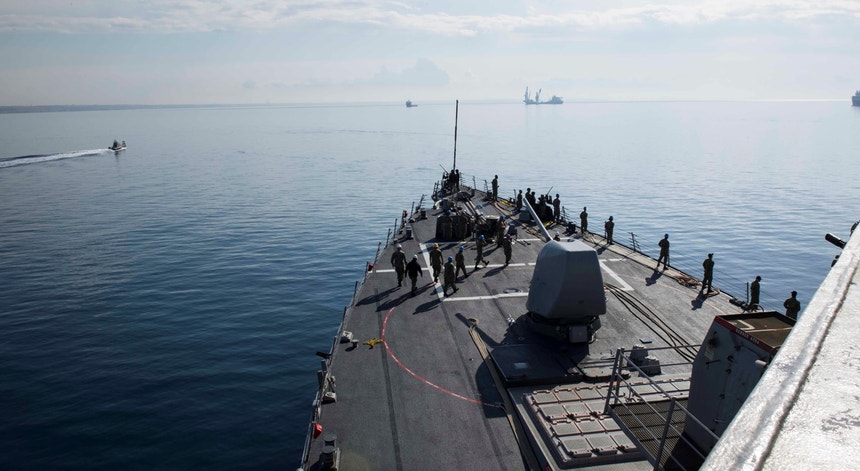 O contratorpedeiro USS Donald Cook partiu na segunda-feira do porto cipriota de Larnaca para uma posição a partir da qual poderá atingir a Síria
