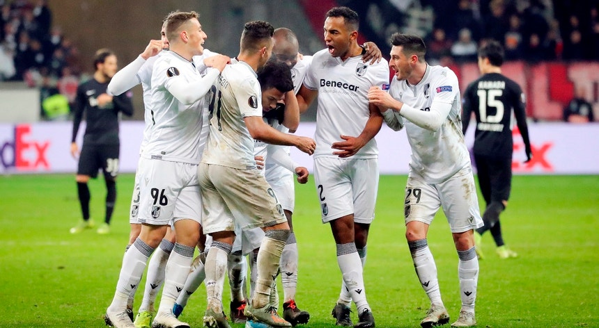 Jogadores do Vitória de Guimarães celebram a reviravolta no marcador na Alemanha
