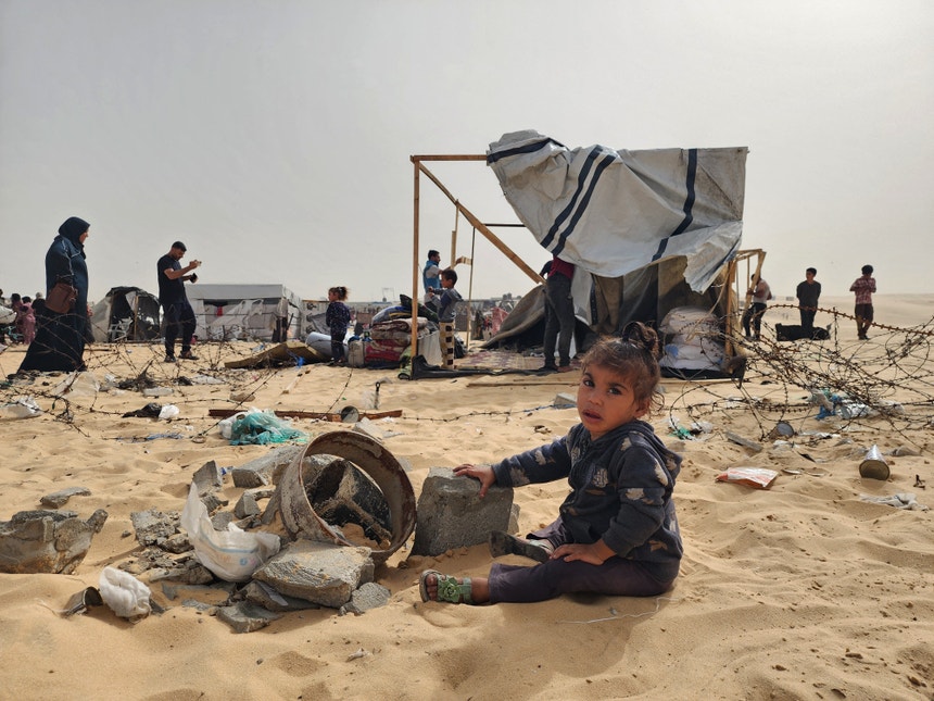 Criança no campo de deslocados atacado por Israel em Rafah
